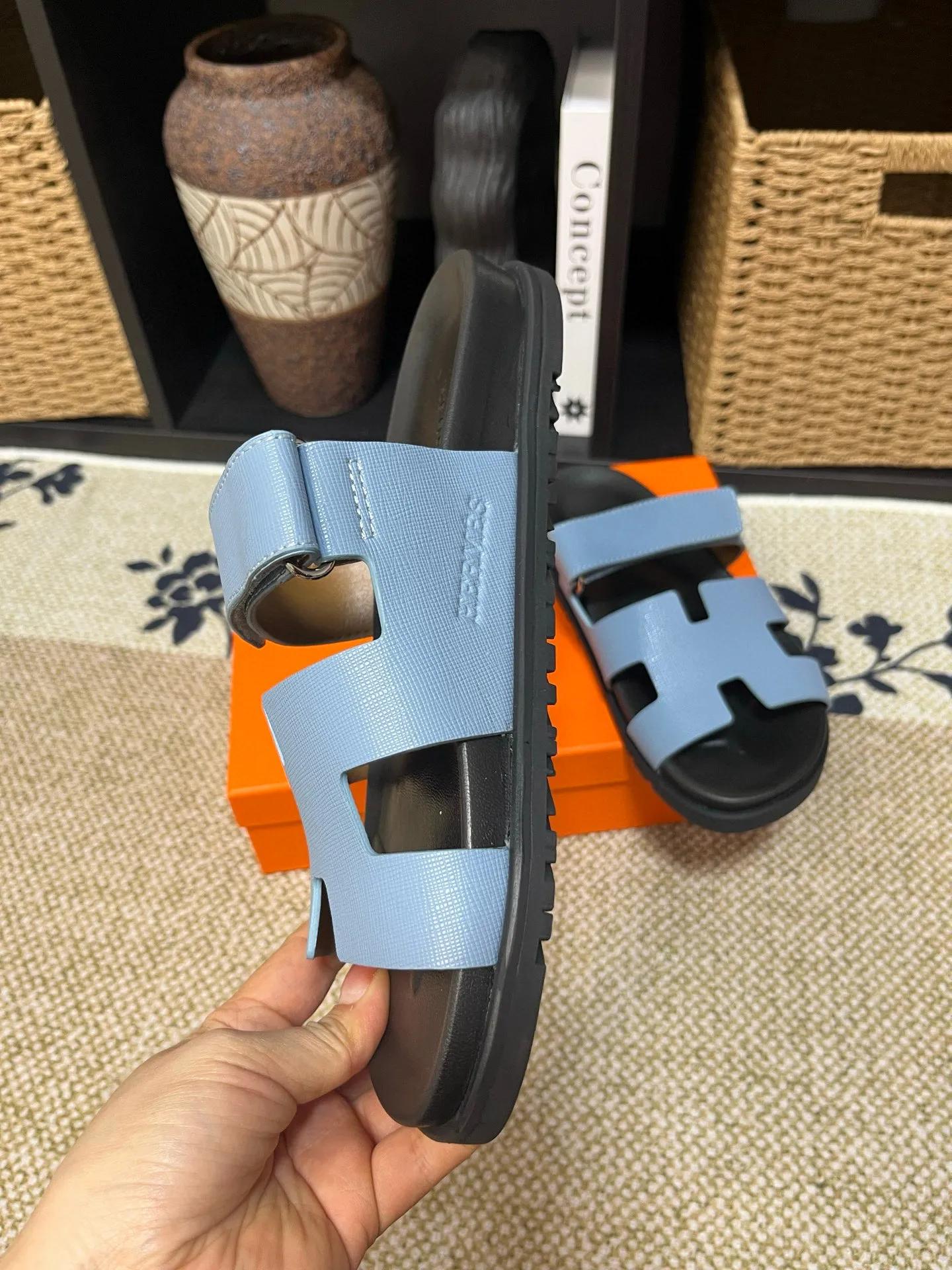 P300 Long-term stock Hermes men’s Kazimir slippers for couples - top quality woven calfskin functional sandals with intertwined uppers inspired by the “H” iconic pattern to create a casual look, perfect for summer. Imported cowhide + cowhide lining + TUP outsole Size: 35-46
